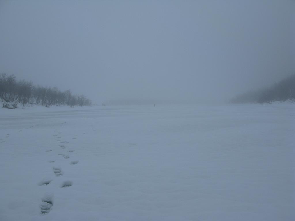 IMG_0145.jpg - Siellä Timo jo viipottaa aamusumussa kalankuvat mielessä pyörien. Kummasti nämä norskien järvet ovat vähän kallellaan.