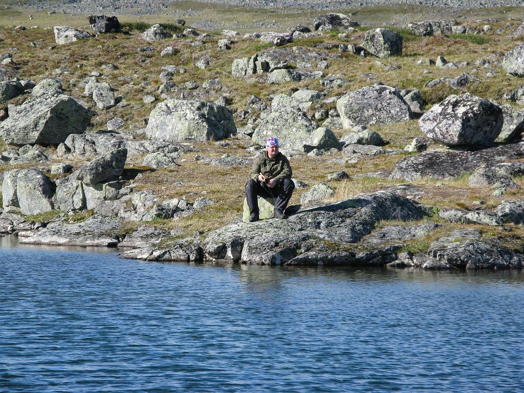 IMG_2503.jpg - Harri rentoutuu kalastuksen lomassa.